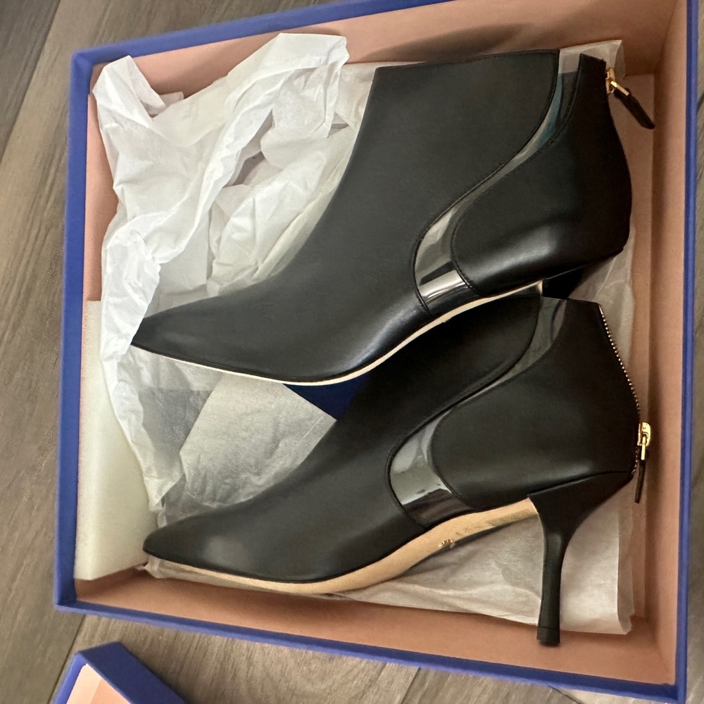 Stuart Weitzman size 10 Dasha black leather zip up bootie - NWT